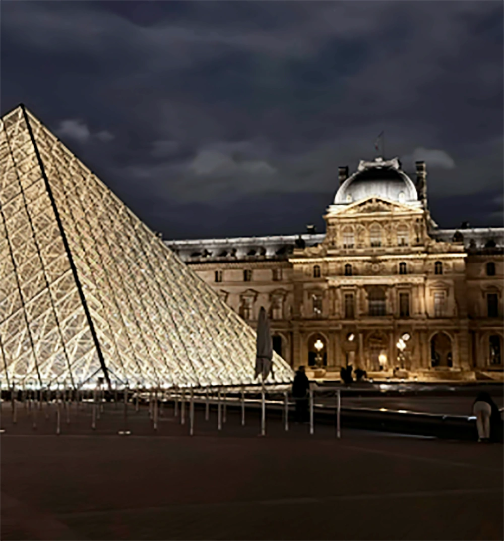 Penampakan Museum Louvre Paris di malam hari/Foto: pexels.com